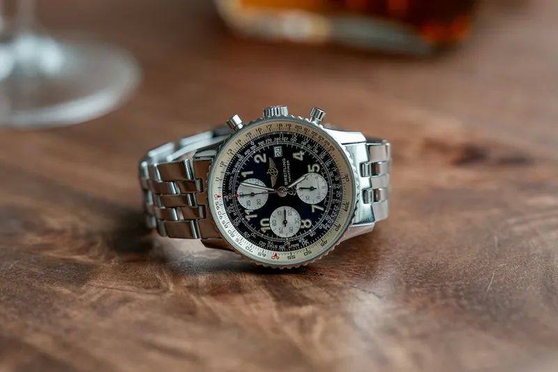 Ρολόι Breitling Navitimer σε ξύλινη επιφάνεια